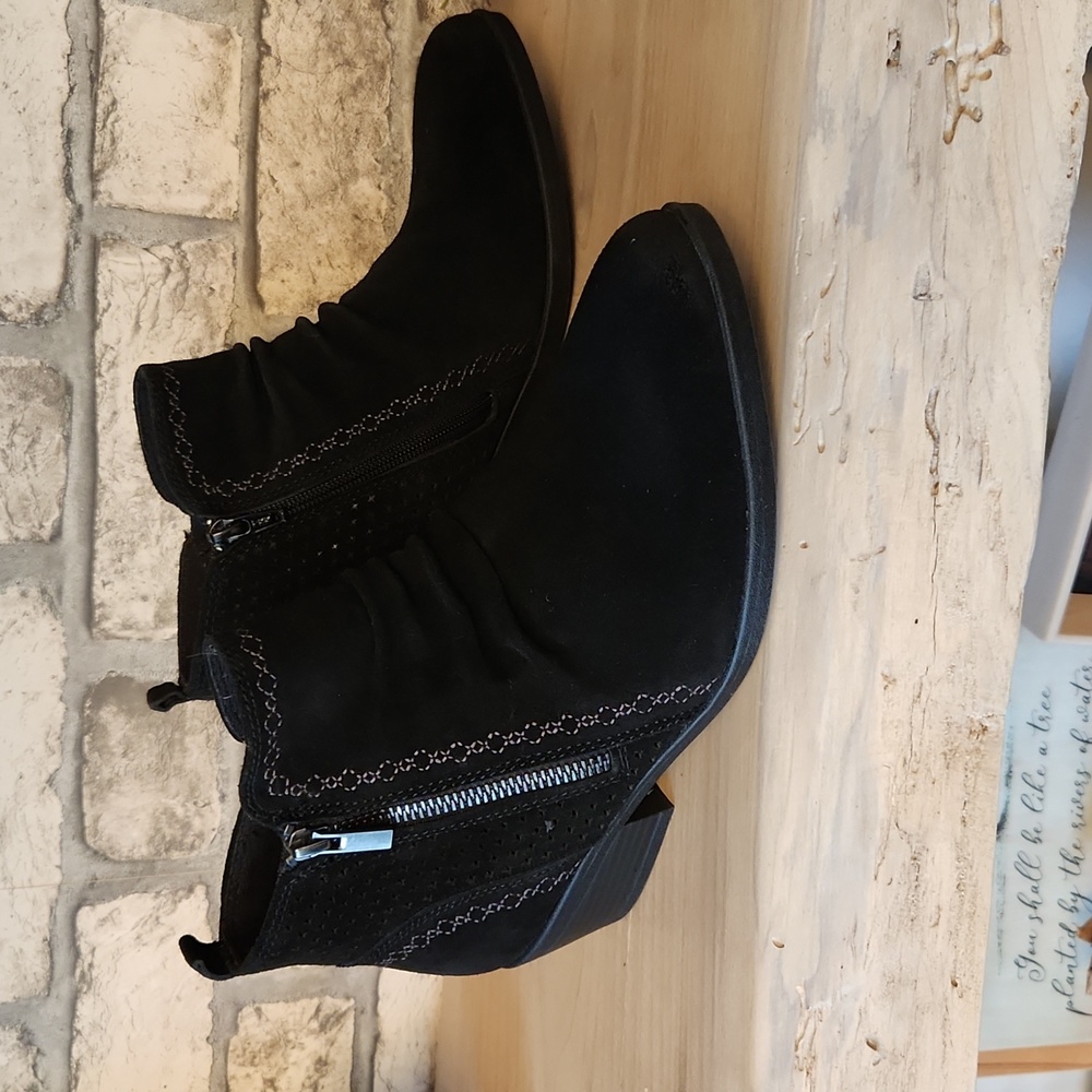 Comfortable bootie shoes